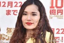 平野ノラ、美脚スラリのミニスカ×ロングブーツ姿「それスノ」ママコーデに「着こなし最高」「爽やかセクシー」と反響