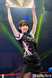 岡田紗佳、ラウンドガール登場で観客魅了 出来栄えは「8000点ぐらい」