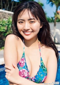 豊田ルナ、美バスト輝くビキニ姿で夏全開「ヤングマガジン」表紙登場