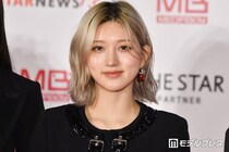 IVEガウル、美デコルテ際立つノースリミニワンピショット公開「透き通るような美肌」「スタイルレベチ」の声