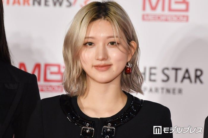 IVEガウル、美デコルテ際立つノースリミニワンピショット公開「透き通るような美肌」「スタイルレベチ」の声