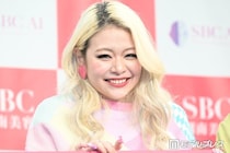 エルフ荒川、“別人級”茶髪＆裸眼で雰囲気ガラリ 人気女優スタイリングのミニスカタイツコーデが話題「一瞬誰かと思った」「大人っぽくて素敵」