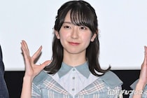 日向坂46金村美玖、美脚のぞくミニ丈“ピューロコーデ”に絶賛の声「変装なしでびっくり」「カチューシャ姿が悶絶級の可愛さ」