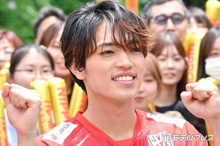 timelesz原嘉孝、石川祐希選手の強烈スパイク直撃で吹っ飛ぶ「思い出として墓場まで持っていきます」