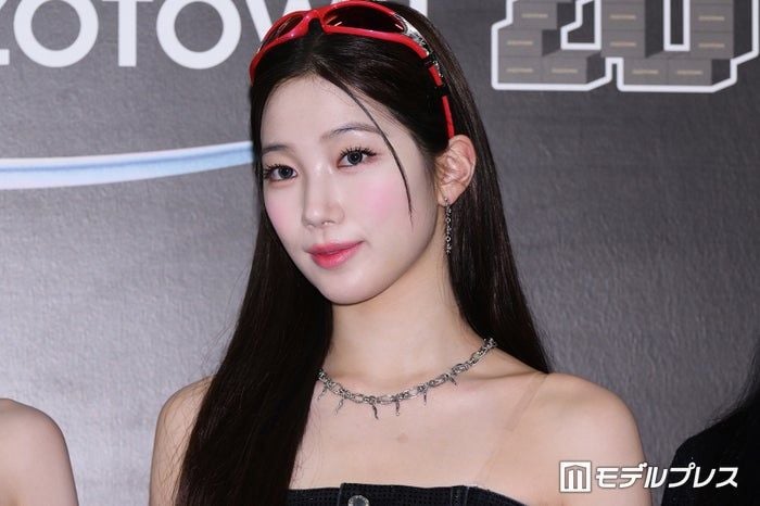 LE SSERAFIMカズハ、黒衣装から引き締まった美ウエスト披露「圧倒的な美しさ」「鍛え上げられててすごい」