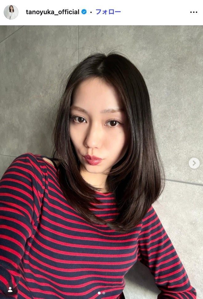 元AKB48メンバー、ミニスカからほっそり美脚披露「脚の長さ異次元」「眩しすぎる」と反響
