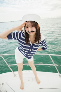 日向坂46藤嶌果歩、マリンルック＆付け髭で船長に 1st写真集先行カット第5弾解禁