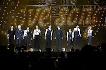 &TEAM、色気全開でRAIN「Love Song」カバー 会場中から黄色い悲鳴【Weverse Con Festival】