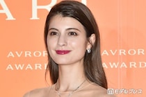 マギー、プールでの美スタイル際立つ水着姿に絶賛の声「体のラインが美しすぎる」「優雅で素敵」
