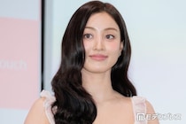 TWICEジヒョ、美くびれ際立つ衣装×スモーキーグリーンのアイメイク姿披露「鍛えられてて綺麗」「クールビューティー」