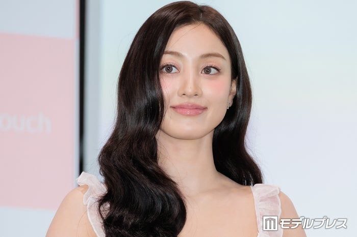 TWICEジヒョ、美くびれ際立つ衣装×スモーキーグリーンのアイメイク姿披露「鍛えられてて綺麗」「クールビューティー」