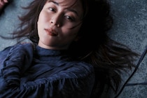 比嘉愛未、初エッセイ集「またね。」から“ドラマ性あふれる”収録カット2点公開