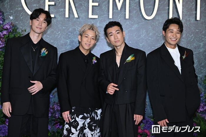 s**t kingz、躍動感溢れるポーズで盛り上げる 胸元に羽あしらったジャケットスタイル【Mrs. GREEN APPLE presents「CEREMONY」】