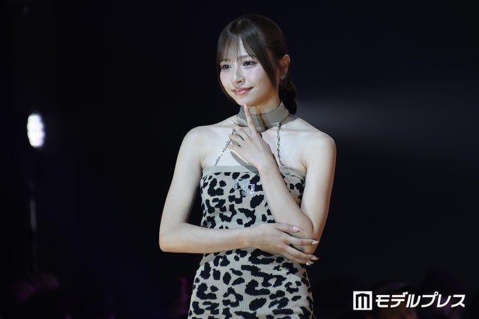 「今日好き」土屋惺来、美ボディ際立つぴったりヒョウ柄ミニ丈ワンピ姿【学生ランウェイ名古屋】