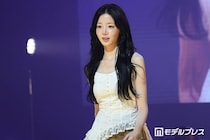 「脱出おひとり島」シン・ジヨン、レースキャミ×大胆スリットで夏っぽコーデ「透明感すごい」「大人の色気」と絶賛の声【学生ランウェイ名古屋】