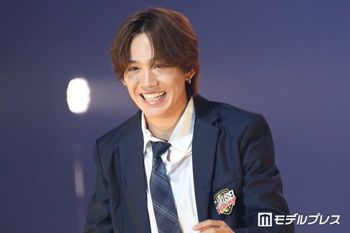 「今日好き」酒井理央(りお)、王道制服コーデで登場 プレゼント投げ入れファンサービスで観客沸かす【学生ランウェイ名古屋】