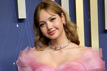 BLACKPINKリサ、W杯開幕式での“超ミニ”衣装姿に反響「圧巻の美脚」「次元が違う美しさ」