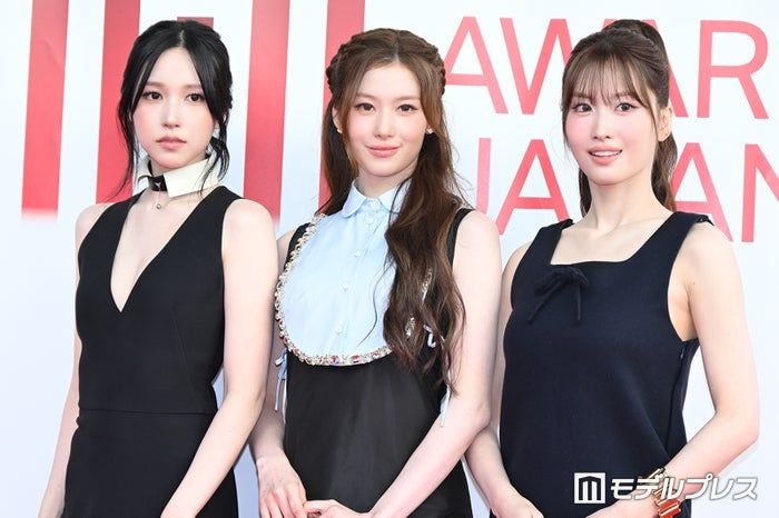 【MAJ2026】MISAMO、レッドカーペットに登場 ミニ丈&胸元ざっくりドレスで抜群スタイル