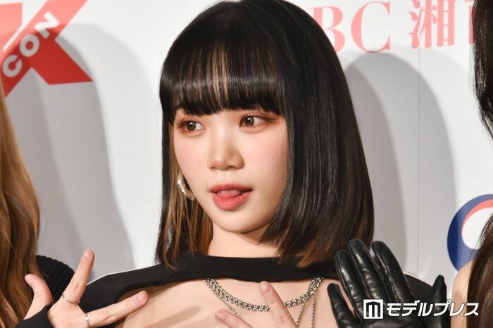 LE SSERAFIMチェウォン、スーパーロングヘア＆背中ざっくりドレス姿披露「大胆でセクシー」「破壊力すごい」と反響