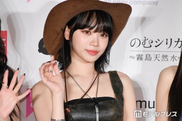 LE SSERAFIMチェウォン、ミニスカ＆ショート丈トップスで美スタイル全開「華奢すぎる」「着こなせるのはチェウォンだけ」の声