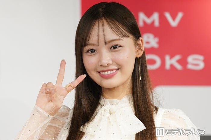 元日向坂46濱岸ひより、美デコルテ輝くキャミソール姿に反響「鎖骨が綺麗」「自然体の笑顔が可愛すぎる」