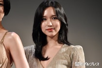 TWICEミナ、胸元ざっくりドレスで美デコルテ披露「女神降臨」「大人の魅力全開」と反響