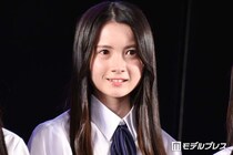 AKB48メンバー、美ウエスト際立つ脇腹チラ見せ黒ワンピース姿「大人っぽい」「スタイル抜群」の声