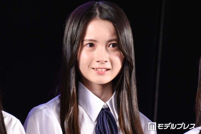 AKB48メンバー、美ウエスト際立つ脇腹チラ見せ黒ワンピース姿「大人っぽい」「スタイル抜群」の声