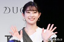足立梨花、ミニスカから美脚際立つディズニーショット「スタイル良すぎ」「無邪気で可愛い」と反響