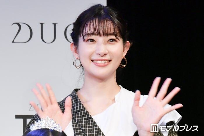 足立梨花、ミニスカから美脚際立つディズニーショット「スタイル良すぎ」「無邪気で可愛い」と反響
