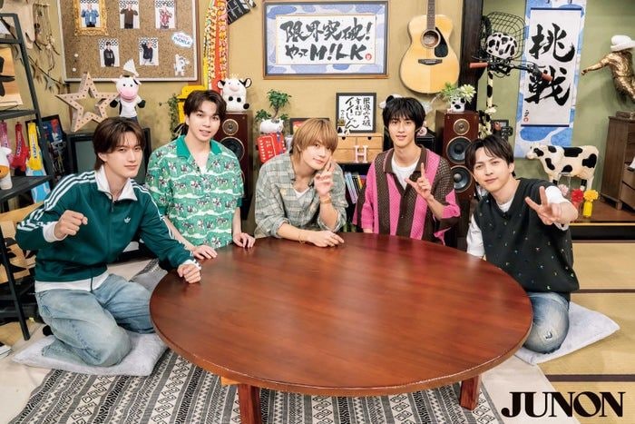 M!LK、多忙な仕事現場に密着2本立て「JUNON」登場 佐野勇斗は「かわいい感情を勉強中」近況明かす