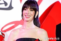 アン・ハサウェイ、第3子妊娠を発表 ふっくらお腹のぞくワンピ姿公開