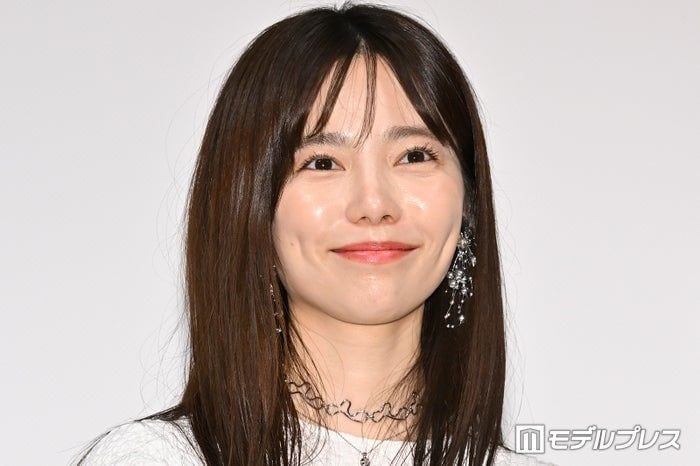 島崎遥香、シースルー衣装から美肌&美脚披露「可愛すぎます」「足元に目を惹かれる」