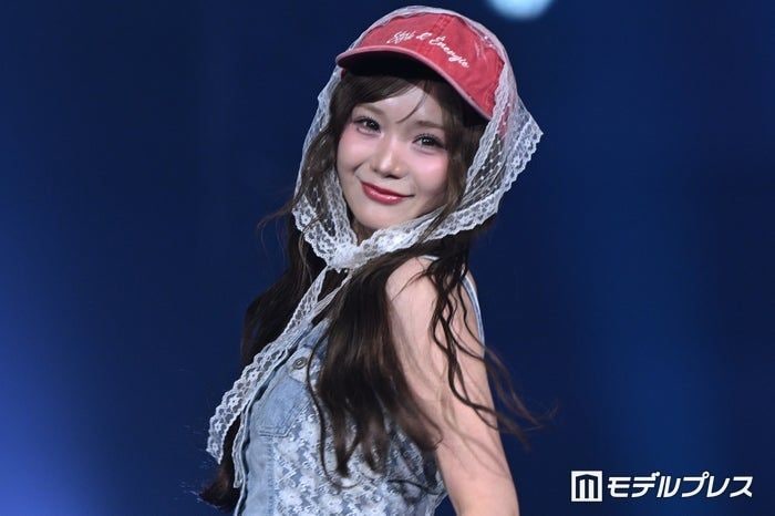 CUTIE STREET古澤里紗、ショート丈デニムビスチェ×レーススタイル「おしゃれすぎ」「透明感すごい」の声【オキコレ2026】