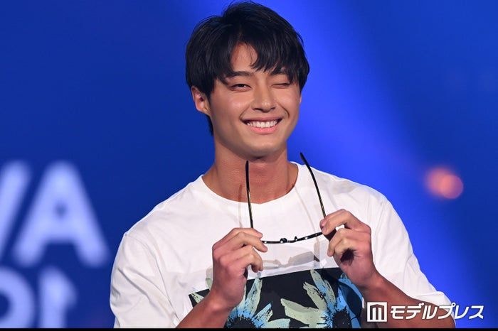 「今日好き」榎田一王（いおう）、ラフスタイルで爽やかランウェイ ステージトップでのサングラス外しに視線集中【オキコレ2026】