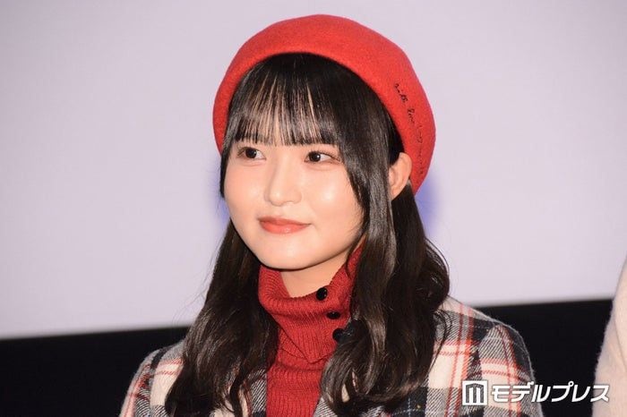 ヒカル広報の元日向坂46メンバー、金髪エフェクトで雰囲気ガラリ「儚い」「軟骨ピアスに衝撃」と反響 チラ見え軟骨ピアスも披露