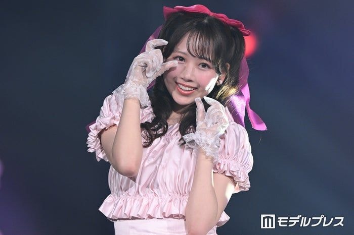FRUITS ZIPPER松本かれん、ピンクフリルドレスで甘さ全開【オキコレ2026】