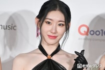 ITZYチェリョン、胸元開放のチューブトップ姿公開「色気と上品さのバランスが神」「赤が似合いすぎる」と絶賛の声