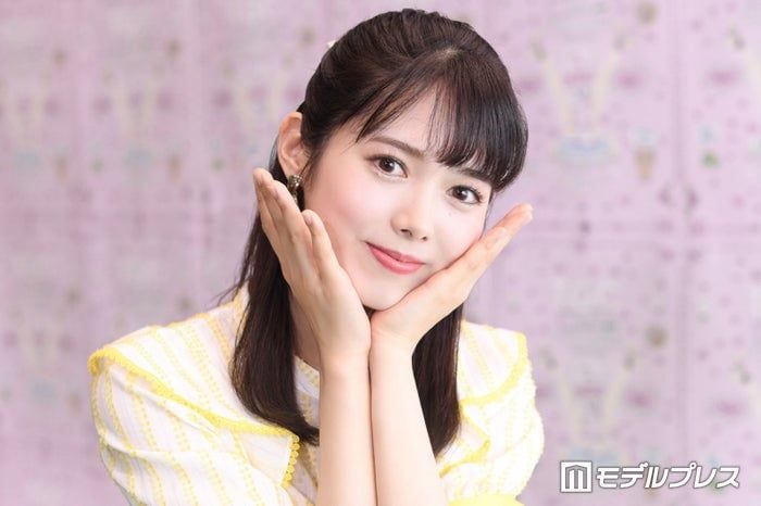 谷尻萌アナ、ミニ丈キャミソールワンピースで美脚&素肌開放「色白で眩しい」「清楚な肌見せが素敵」と反響