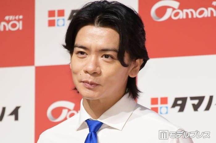 マヂラブ野田クリスタル、=LOVEのライブ参戦 推しとの2ショット&メンカラコーデが話題「グッズフル装備最高」「愛が伝わる」