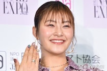 村上佳菜子、夫顔出し密着2ショット公開 しばらくの遠距離報告に「笑顔が素敵」「ぴったりくっついてて可愛い」