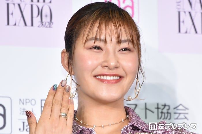村上佳菜子、夫顔出し密着2ショット公開 しばらくの遠距離報告に「笑顔が素敵」「ぴったりくっついてて可愛い」