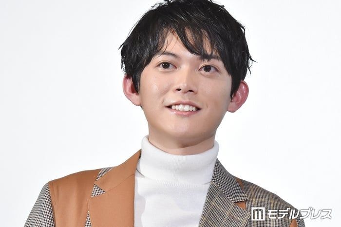 松丸亮吾「胸板がついてきてる気がする」鍛え上げられた上裸ショット公開「見事なシックスパック」「芸術作品みたい」と反響