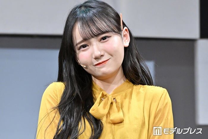 ≠MEメンバー、白ノースリワンピの夏コーデ披露「圧倒的透明感」「夏の天使」と反響