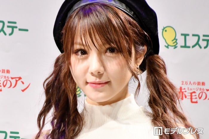 田中れいな、色白美脚際立つミニスカ＆オフショルコーデに反響「お人形みたい」「脚の長さ異次元」