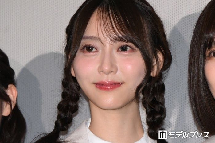 乃木坂46弓木奈於、美脚際立つミニスカ衣装ショットに絶賛の声「ロックっぽくてかっこいい」「脚長くて綺麗」