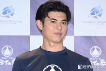 小島よしお、2歳息子抱っこした美ら海水族館ショット公開「丸いほっぺが愛おしすぎる」「大きくなったね」の声