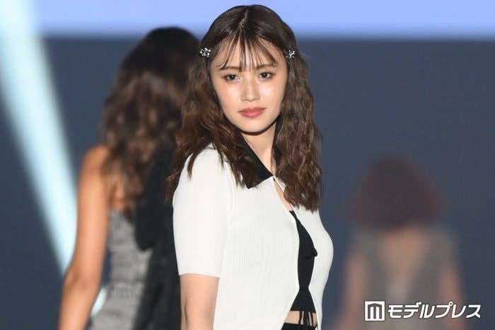 「イッテQ！」出川ガールで話題のモデル、スラリ美脚際立つミニ丈ワンピでカフェ巡り「完璧な脚線美」「お人形さんみたい」と反響