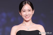 前田敦子、美背中＆デコルテ際立つドレスにジュエリー輝く 7歳息子とは微笑ましいやり取り【第37回 日本ジュエリーベストドレッサー賞】