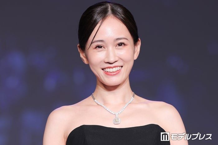 前田敦子、美背中&デコルテ際立つドレスにジュエリー輝く 7歳息子とは微笑ましいやり取り【第37回 日本ジュエリーベストドレッサー賞】